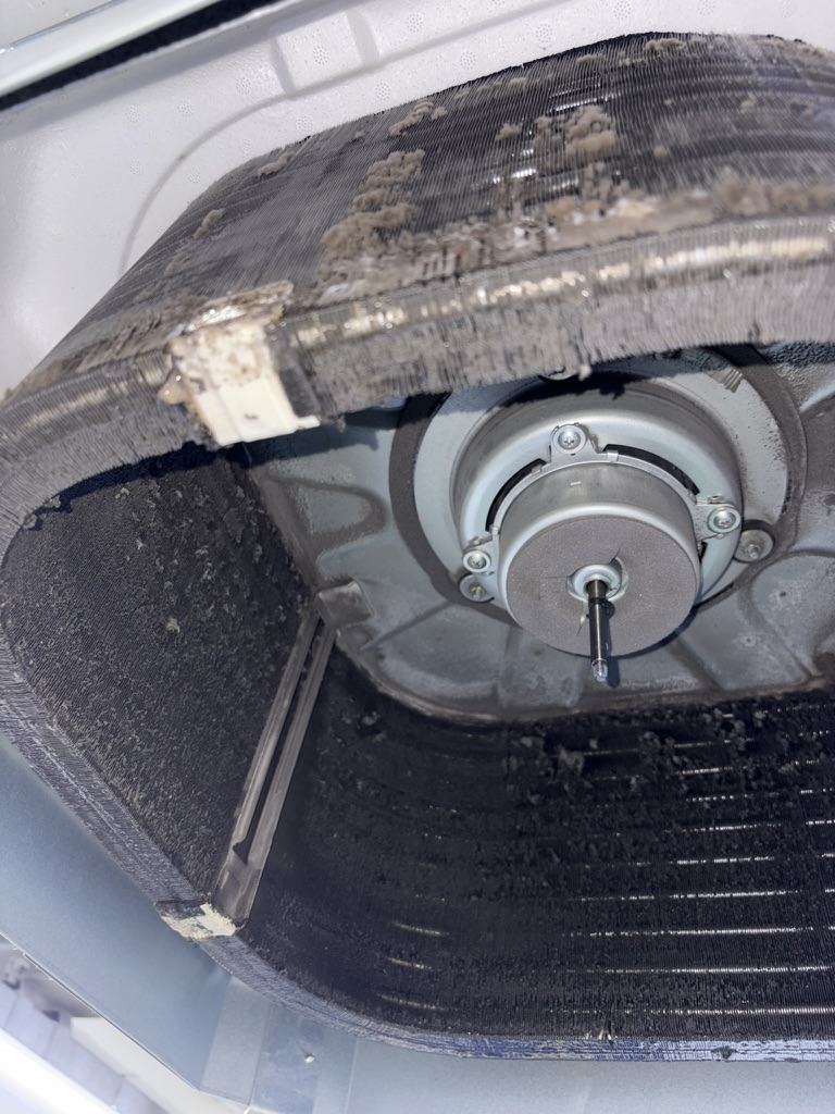Air conditioning fan and coil heavily contaminated with dust